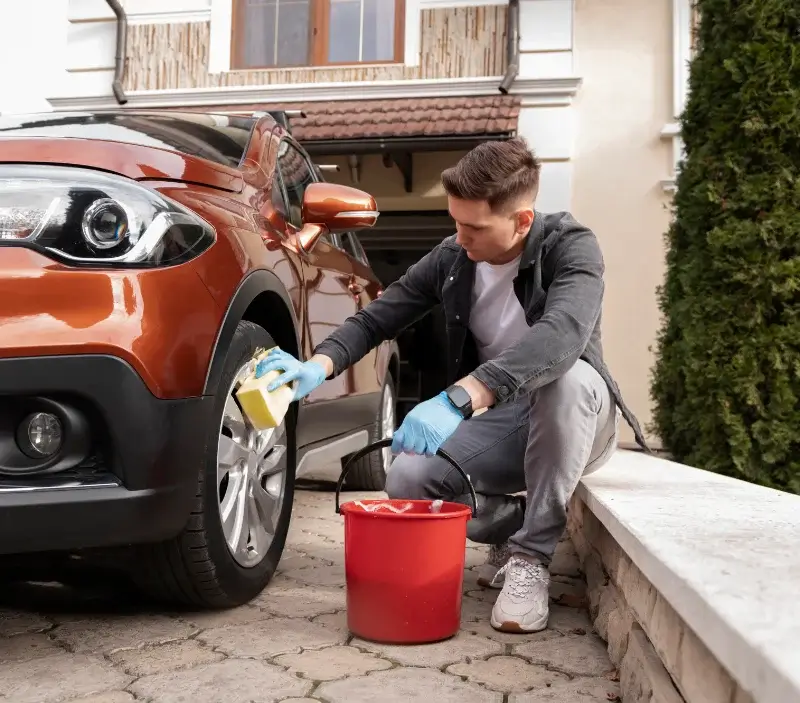 Lavage auto à domicile Saint-Vaast-lès-Mello : professionnel intervenant sur un véhicule